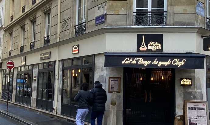 Vitrine de l'Artisan du Burger (angle des rues de l'Exposition et de Grenelle)
