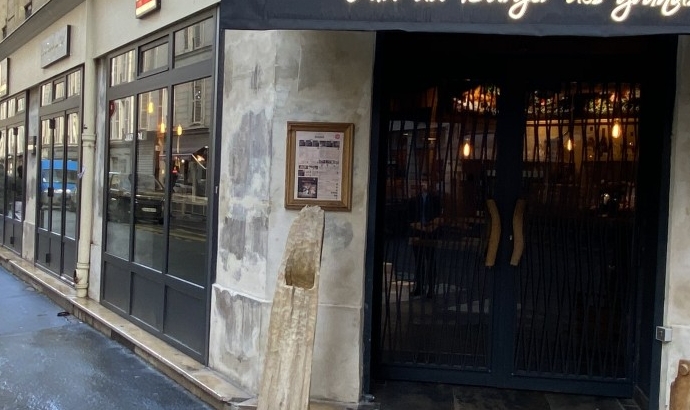 Vue de l'entrée et de la vitrine rue de l'Exposition