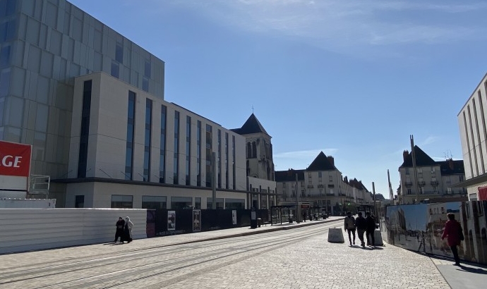 Vue du chantier le long de l'avenue