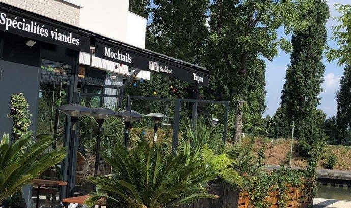 Commerce en chantier avec terrasse sur le canal de l'Ourcq